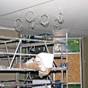 Die schweren Baumscheiben erhalten ihren  neuen Platz
